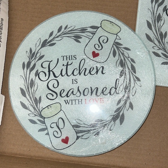 New Set Round & Square “This Kitchen is Seasoned with Love” Glass Cutting Boards - Picture 2 of 7